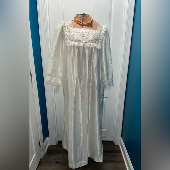 VINTAGE CHRISTIAN DIOR PERIWINKLE LACE NIGHTGOWN - Picture 1 of 12